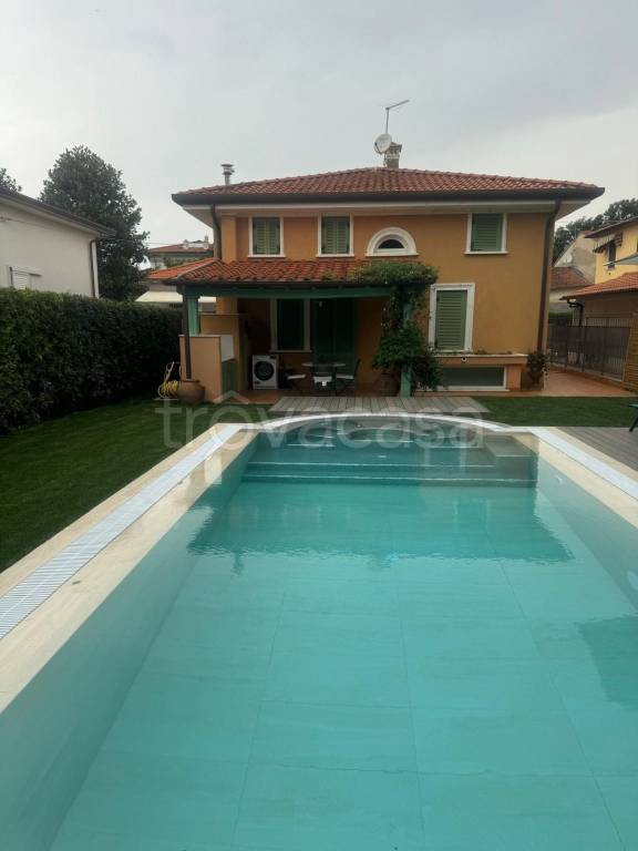 casa indipendente in affitto a Pietrasanta in zona Fiumetto
