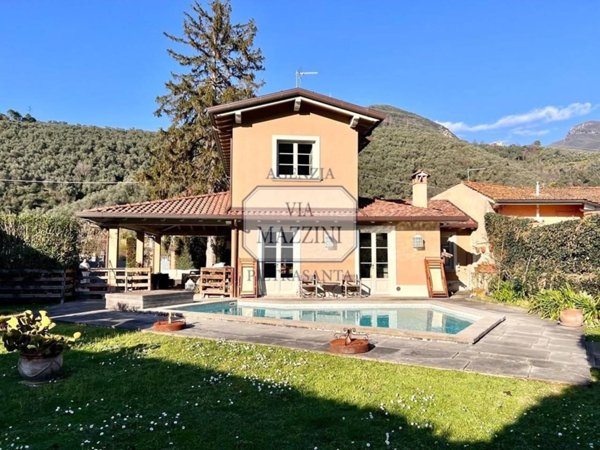 casa indipendente in affitto a Pietrasanta in zona Valdicastello