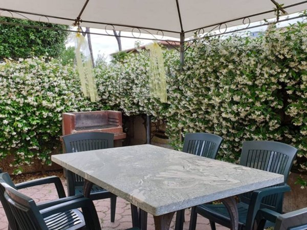 casa indipendente in affitto a Pietrasanta in zona Fiumetto