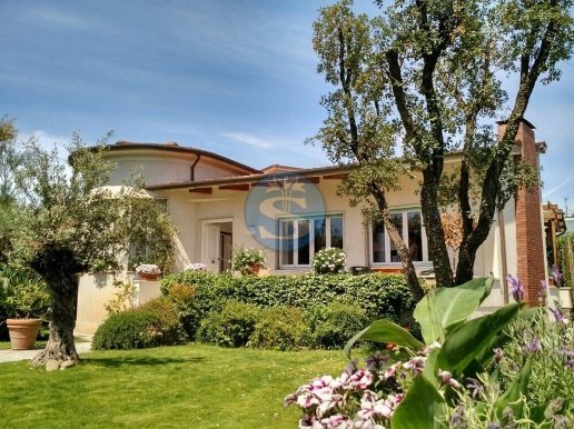 casa indipendente in affitto a Pietrasanta in zona Marina di Pietrasanta