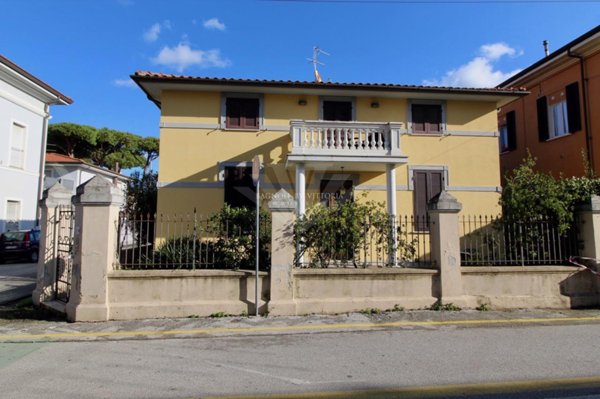 negozio in affitto a Pietrasanta in zona Tonfano