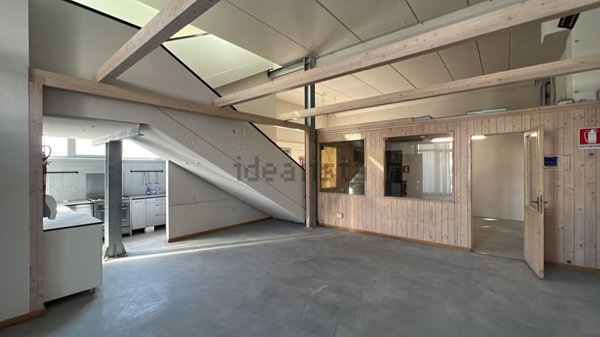 capannone in affitto a Pietrasanta