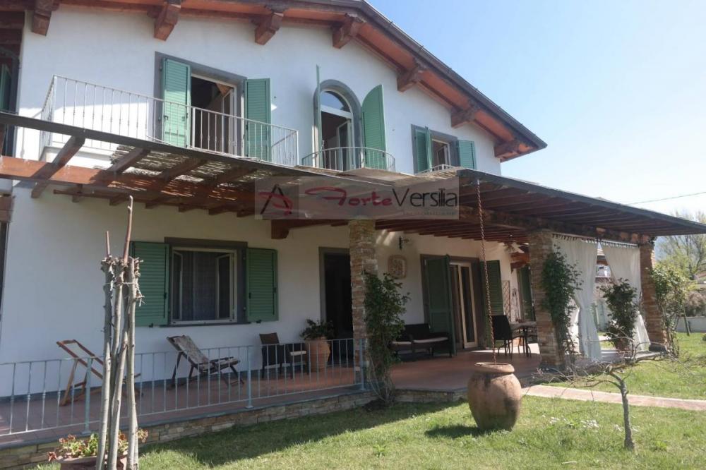 casa indipendente in affitto a Pietrasanta in zona Strettoia