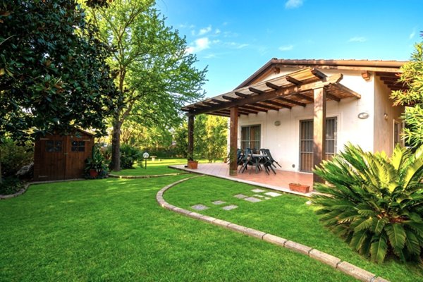 villa in affitto a Pietrasanta in zona Marina di Pietrasanta