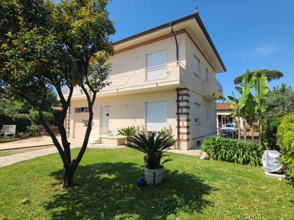 casa indipendente in affitto a Pietrasanta in zona Crociale