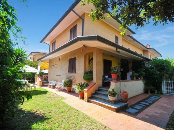 casa indipendente in affitto a Pietrasanta in zona Tonfano