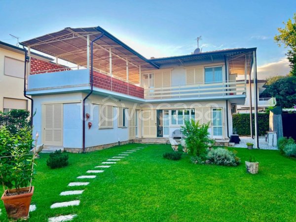 casa indipendente in affitto a Pietrasanta in zona Fiumetto