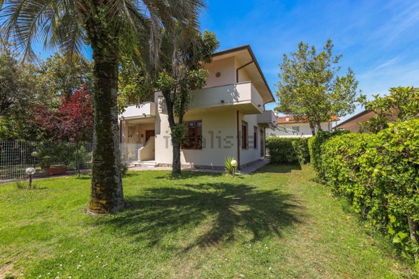 casa indipendente in affitto a Pietrasanta in zona Tonfano