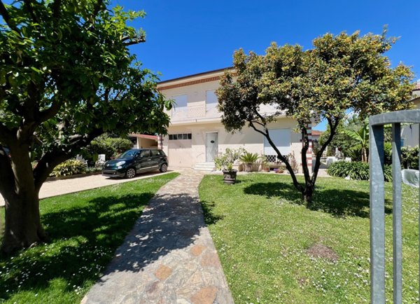 casa indipendente in affitto a Pietrasanta in zona Marina di Pietrasanta