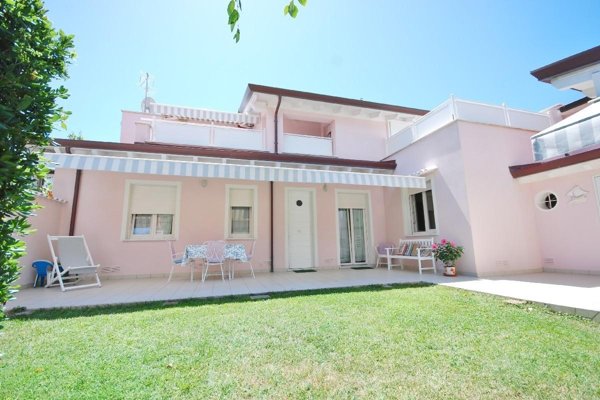 casa indipendente in affitto a Pietrasanta in zona Tonfano