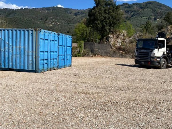 locale di sgombero in affitto a Pietrasanta