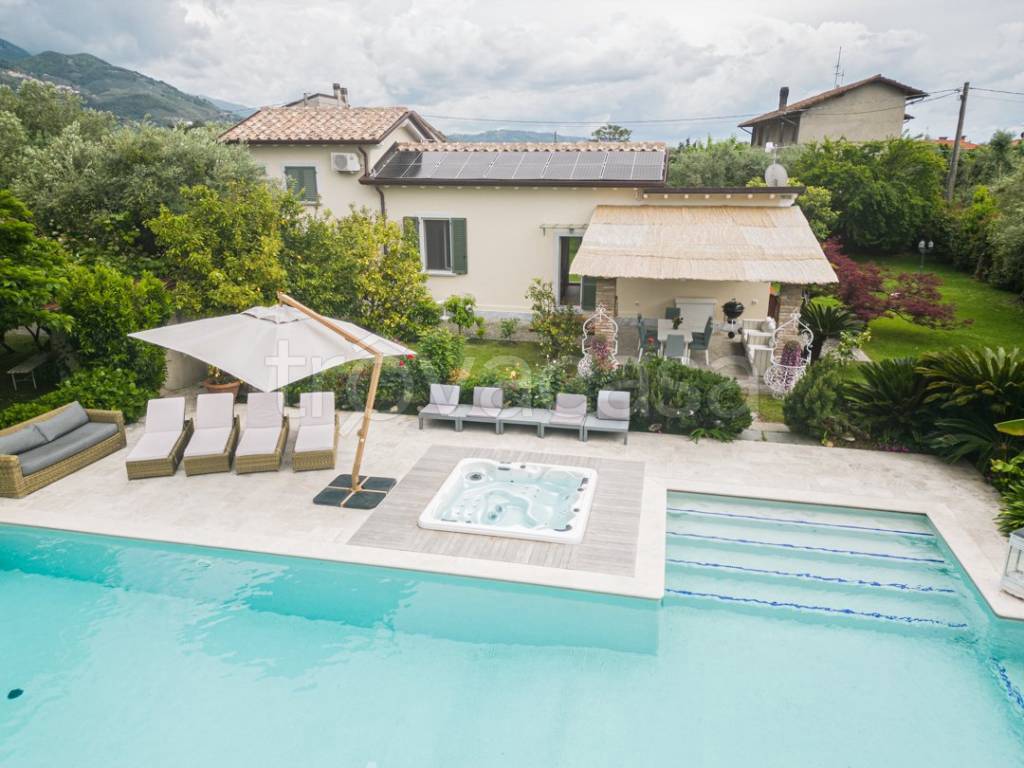 casa indipendente in affitto a Pietrasanta in zona Crociale