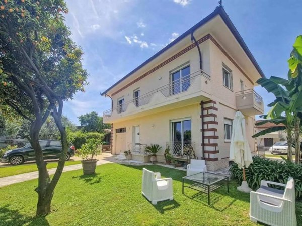 casa indipendente in affitto a Pietrasanta in zona Crociale