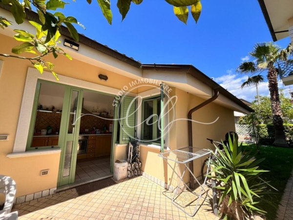 casa indipendente in affitto a Pietrasanta in zona Fiumetto