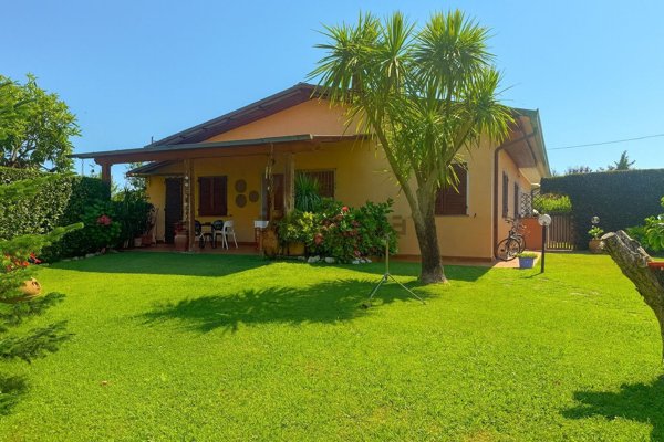 casa indipendente in affitto a Pietrasanta in zona Motrone