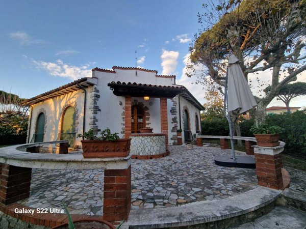 negozio in affitto a Pietrasanta in zona Marina di Pietrasanta