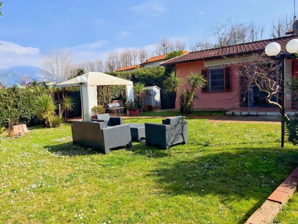 casa indipendente in affitto a Pietrasanta in zona Fiumetto