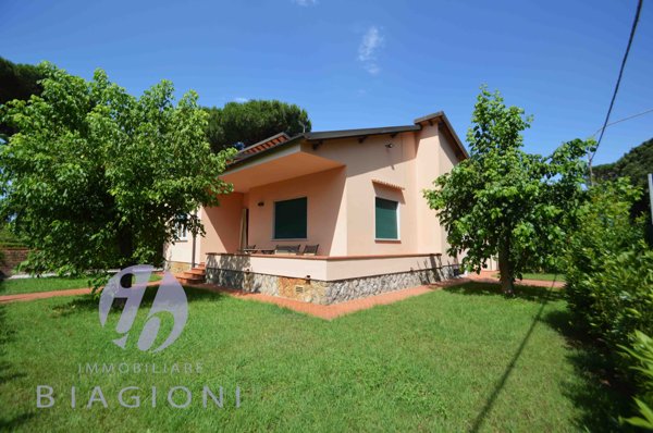 casa indipendente in affitto a Pietrasanta in zona Tonfano