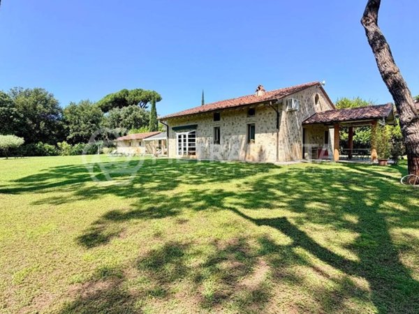 casa indipendente in affitto a Pietrasanta in zona Capezzano Monte