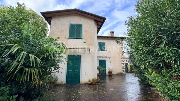casa indipendente in affitto a Pietrasanta in zona Capezzano Monte