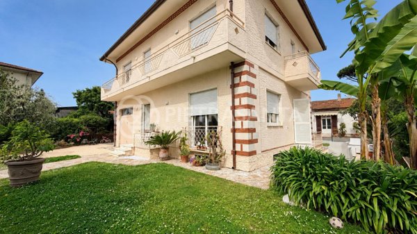 casa indipendente in affitto a Pietrasanta in zona Capezzano Monte