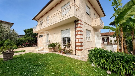 casa indipendente in affitto a Pietrasanta in zona Capezzano Monte