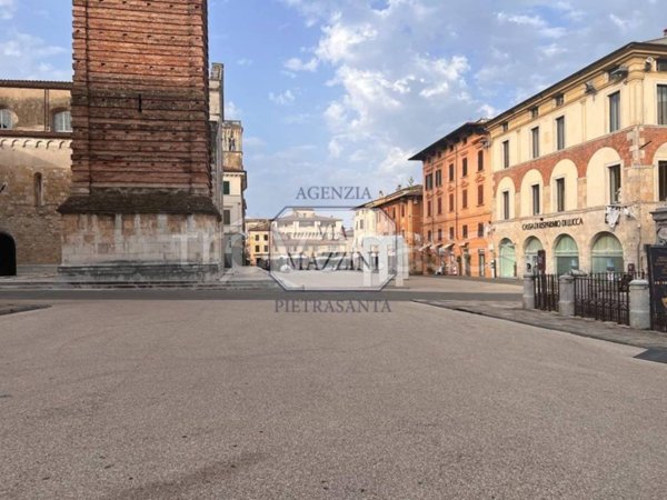 negozio in affitto a Pietrasanta in zona Capezzano Monte