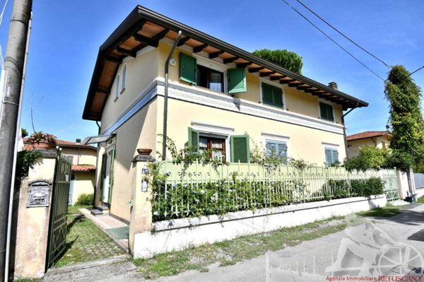 casa indipendente in affitto a Pietrasanta in zona Vitoio