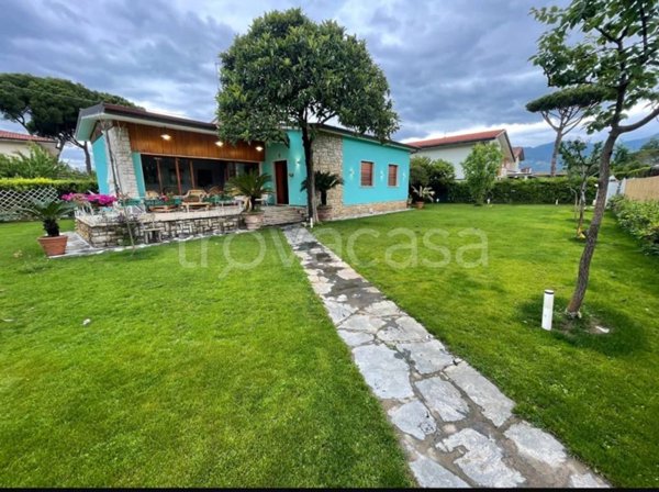 casa indipendente in affitto a Pietrasanta in zona Vignone