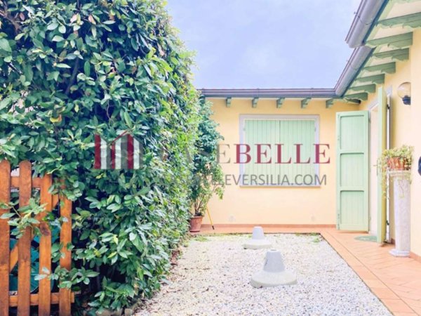 casa indipendente in affitto a Pietrasanta in zona Tonfano