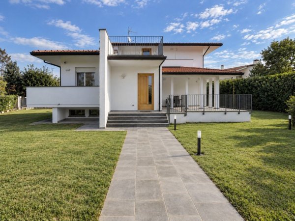 casa indipendente in affitto a Pietrasanta in zona Tonfano