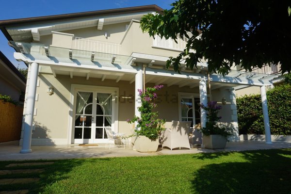 casa indipendente in affitto a Pietrasanta in zona Fiumetto