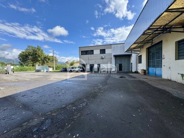 locale commerciale in affitto a Porcari