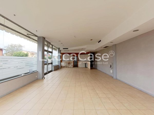 locale commerciale in affitto a Porcari