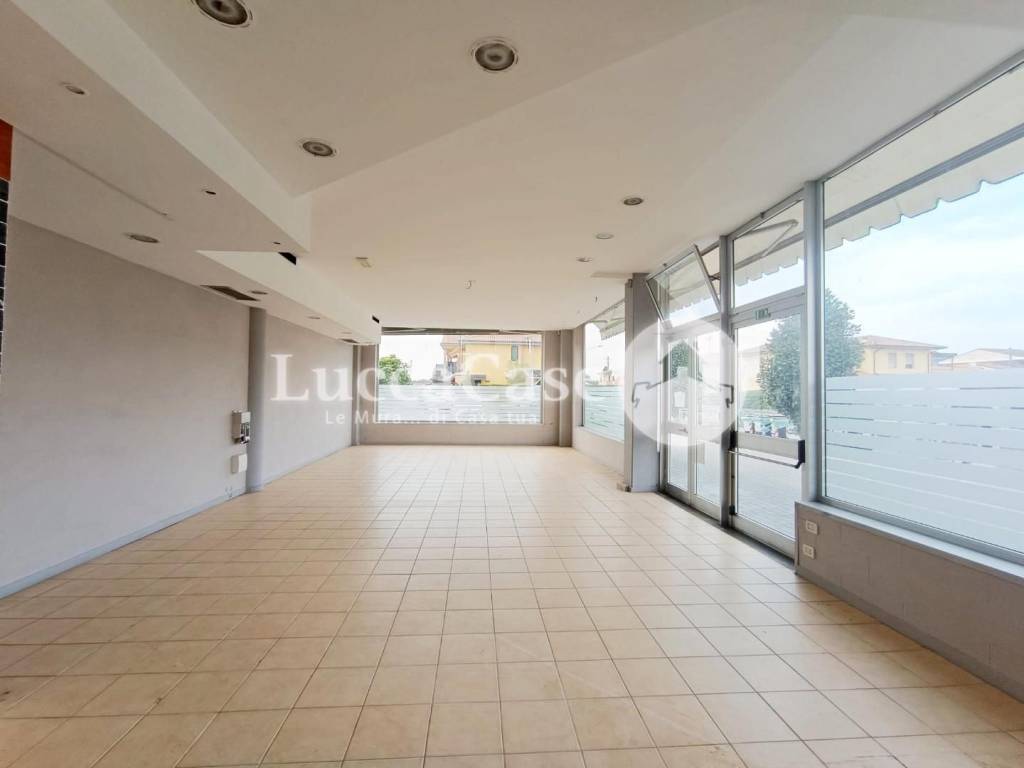 negozio in affitto a Porcari