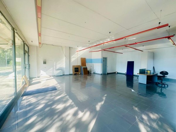 locale commerciale in affitto a Porcari