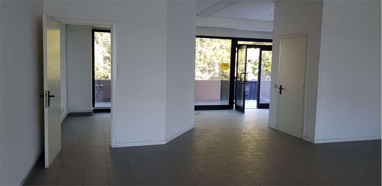 negozio in affitto a Porcari