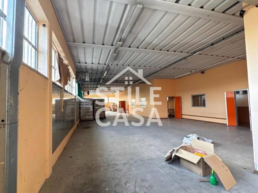 locale commerciale in affitto a Porcari