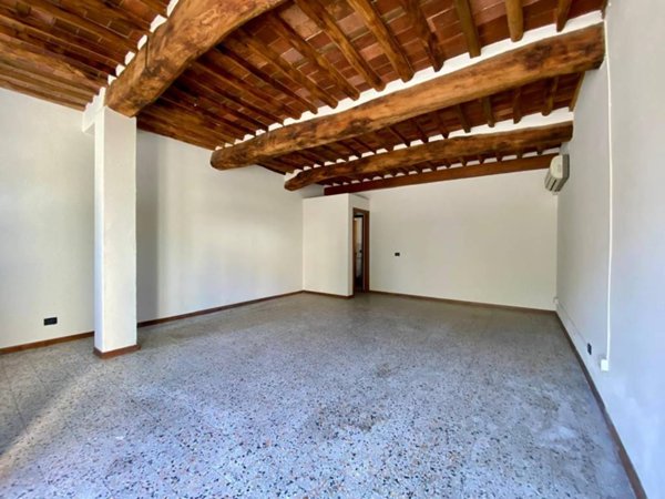 negozio in affitto a Porcari