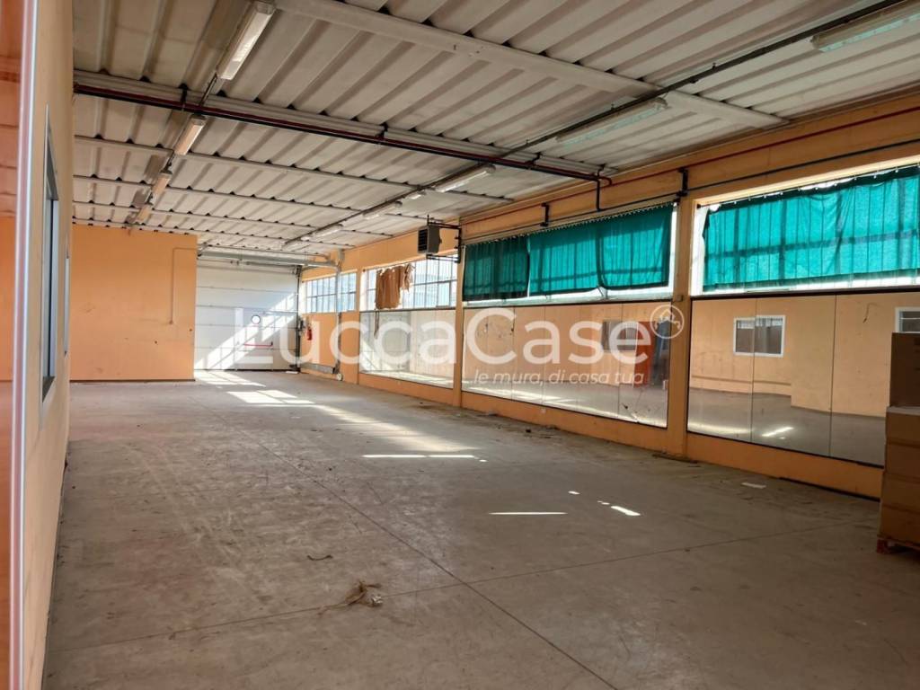 locale commerciale in affitto a Porcari