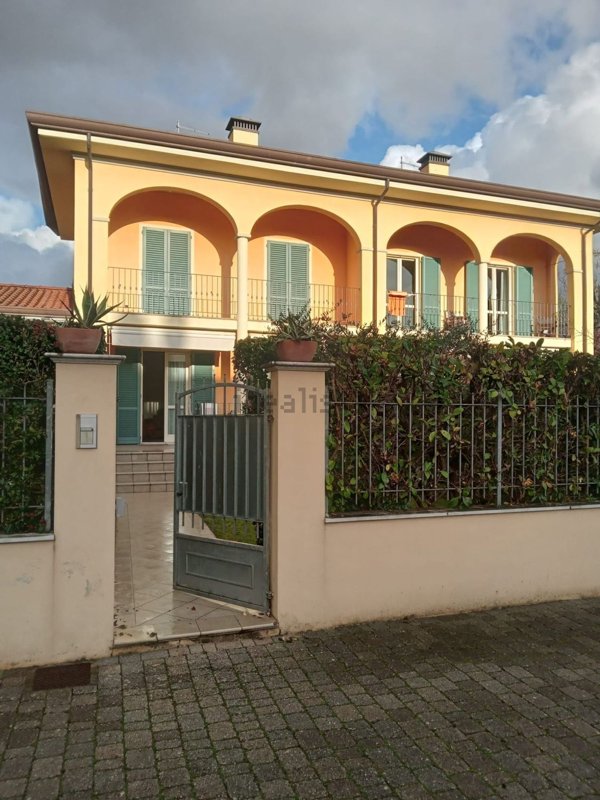 casa indipendente in affitto a Seravezza