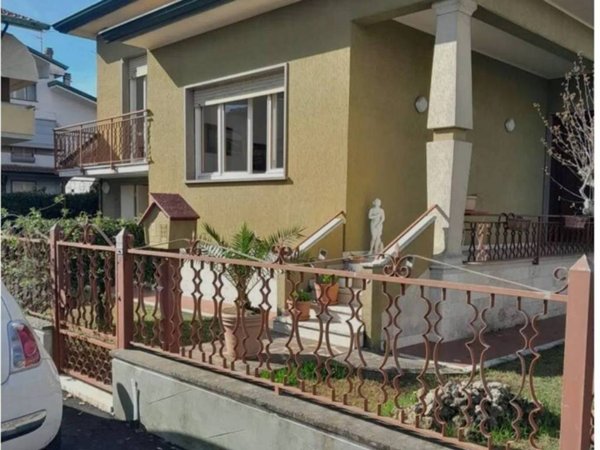 casa indipendente in affitto a Viareggio in zona Migliarina