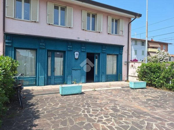 negozio in affitto a Viareggio in zona Torre del Lago