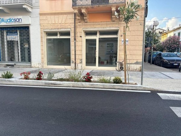 locale commerciale in affitto a Viareggio in zona Centro Storico