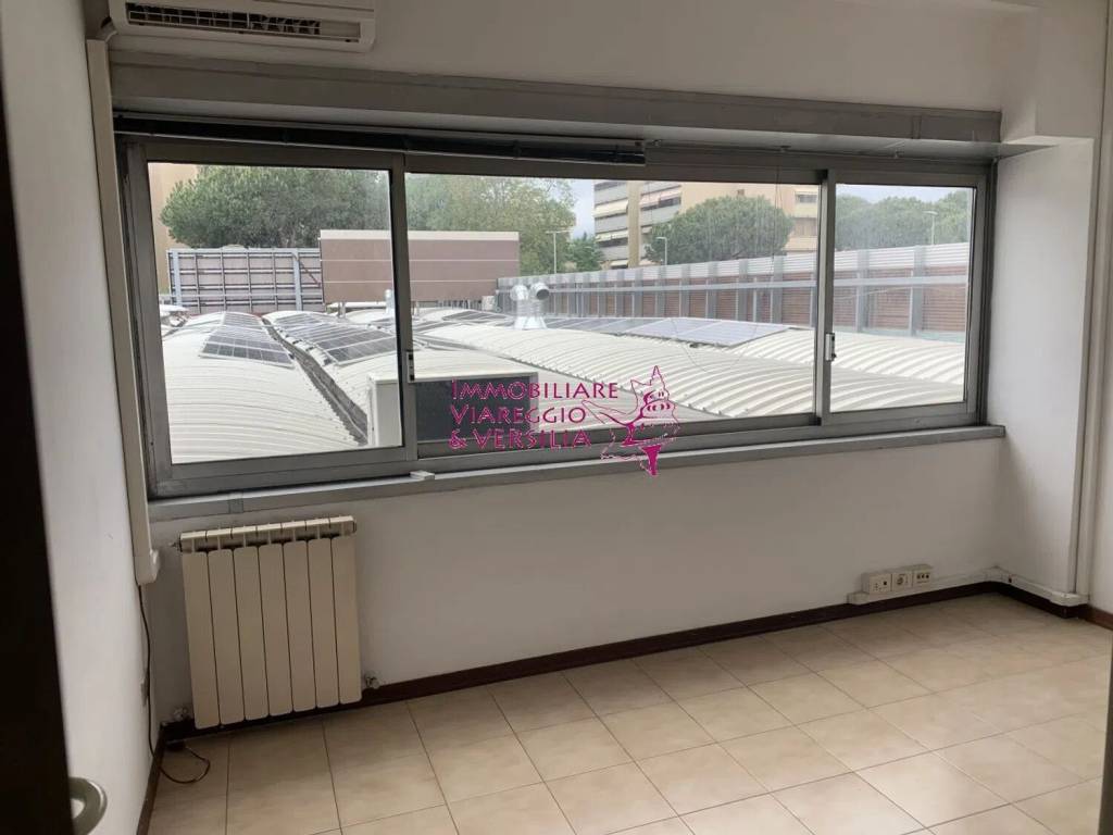 negozio in affitto a Viareggio in zona Migliarina