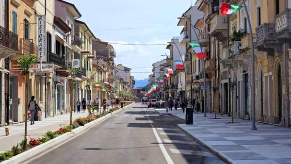 locale commerciale in affitto a Viareggio in zona Centro Storico
