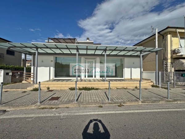 negozio in affitto a Viareggio in zona Torre del Lago