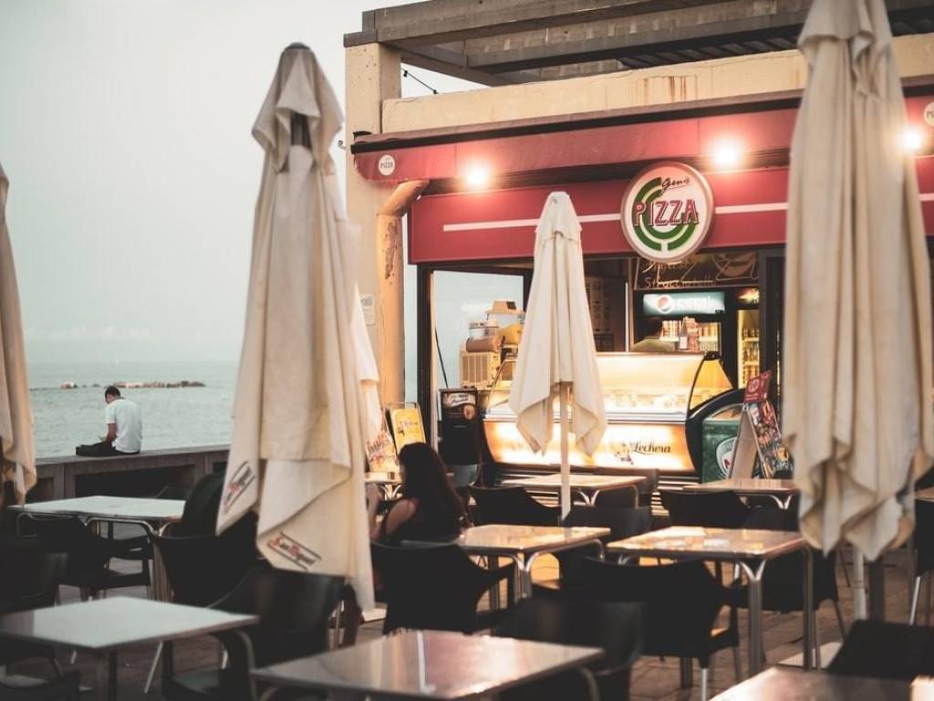 negozio in affitto a Viareggio in zona Campo d'Aviazione