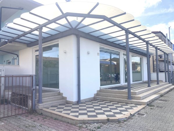 negozio in affitto a Viareggio in zona Torre del Lago