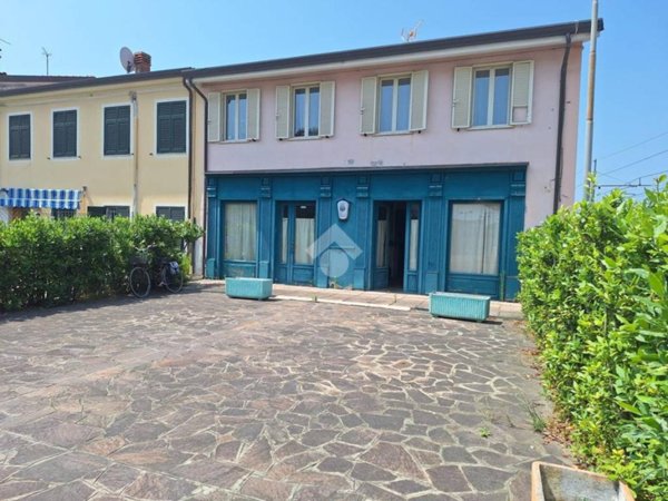 negozio in affitto a Viareggio in zona Torre del Lago